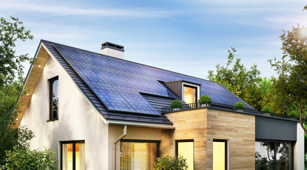 Solarmodule auf dem Giebeldach eines modernen Hauses