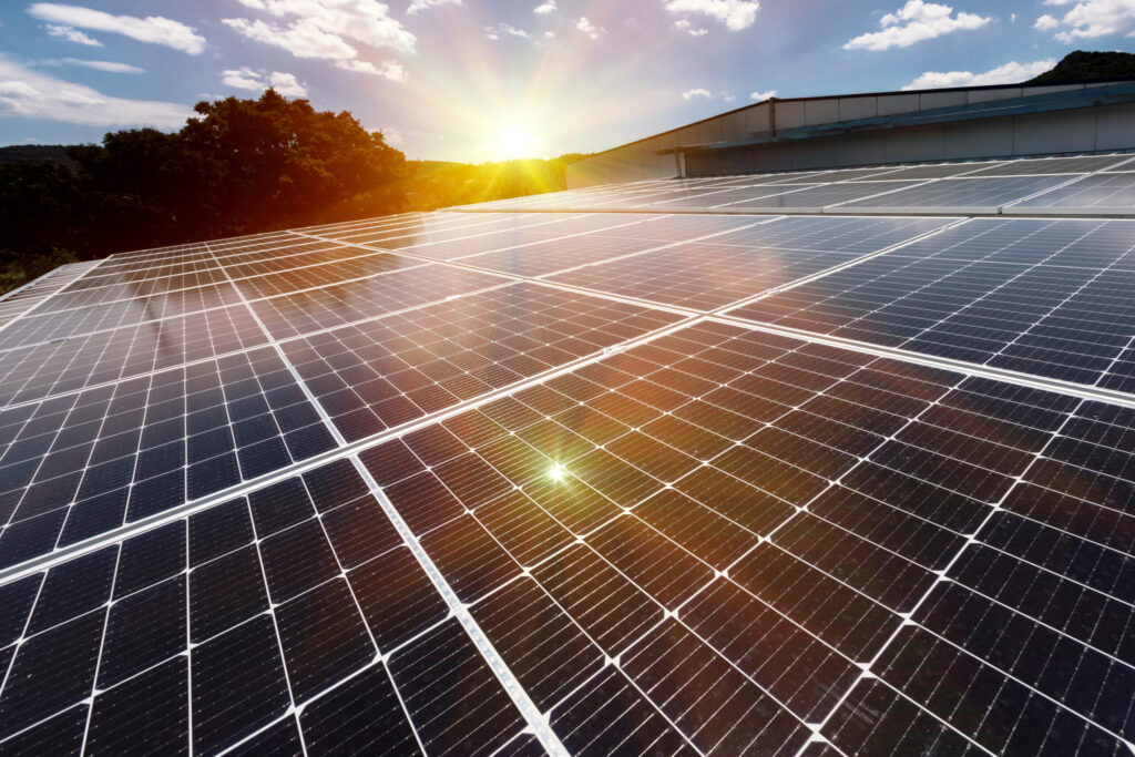 Solarpaneele auf dem Fabrikdach